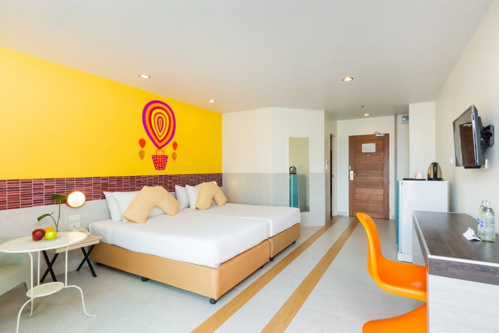 rooms-deluxe-pool-view-room