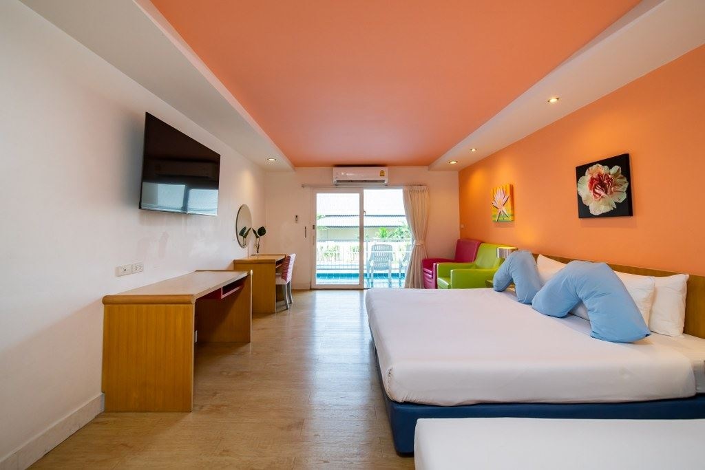 rooms-deluxe-pool-view