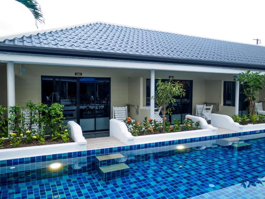 rooms-pool-access-deluxe