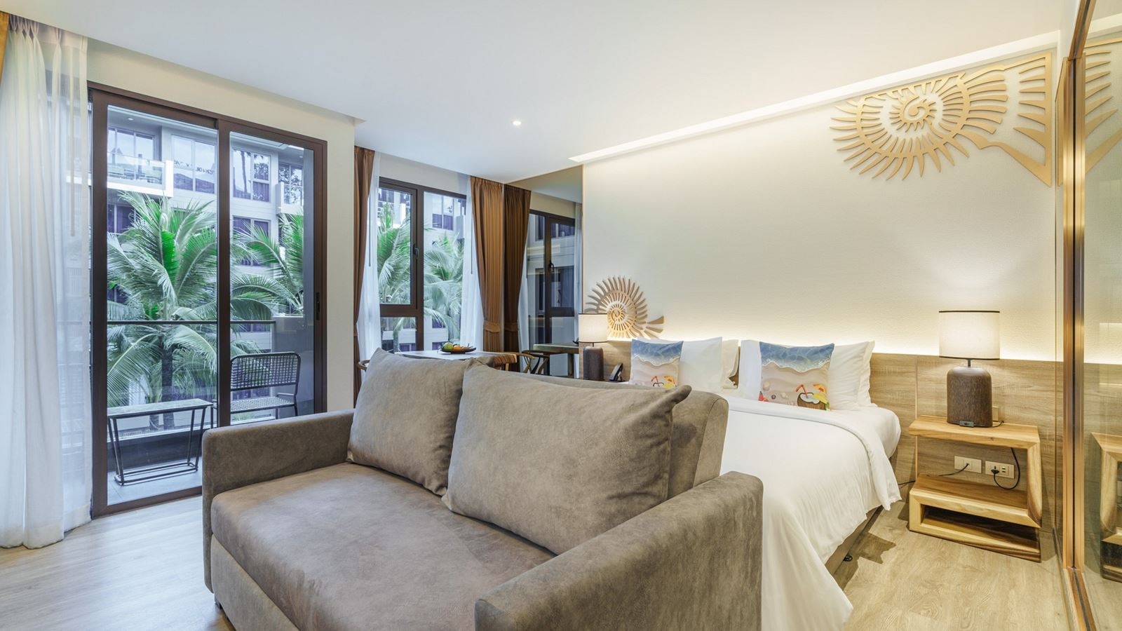 rooms-deluxe-pool-view-2-nd-child-share-bed