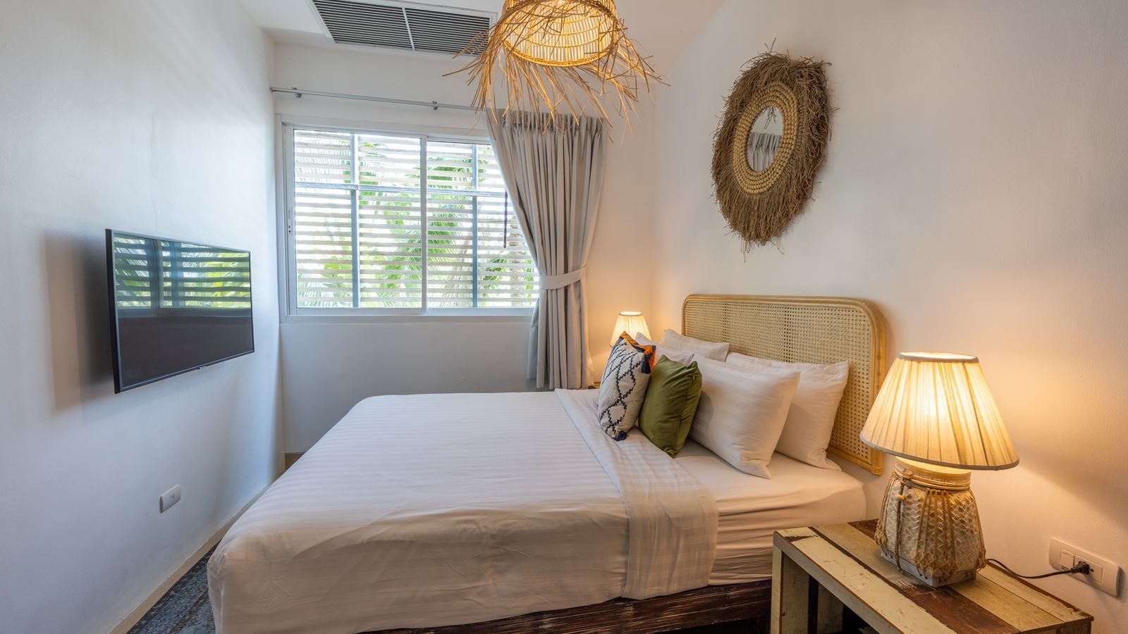 rooms-deluxe-queen-room