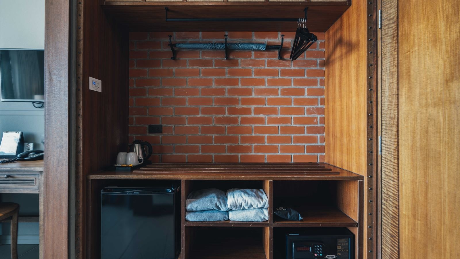 rooms-deluxe-pool-view