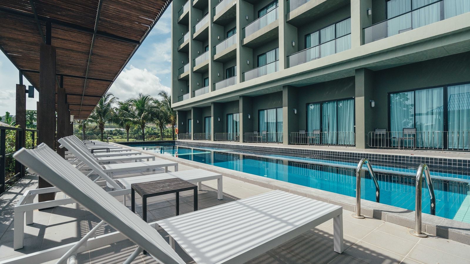 rooms-deluxe-pool-access