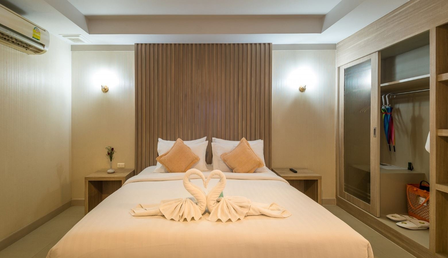 rooms-deluxe-balcony