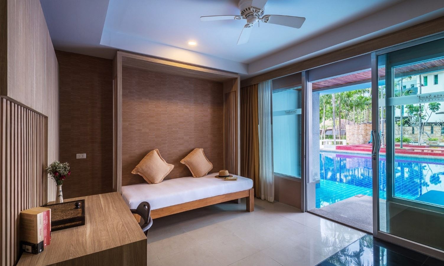 rooms-deluxe-pool-access