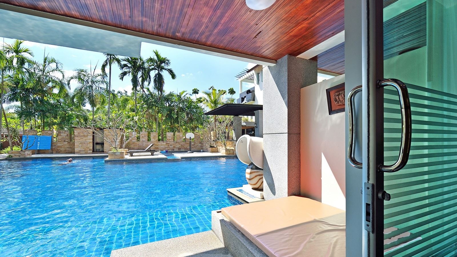 rooms-deluxe-pool-access