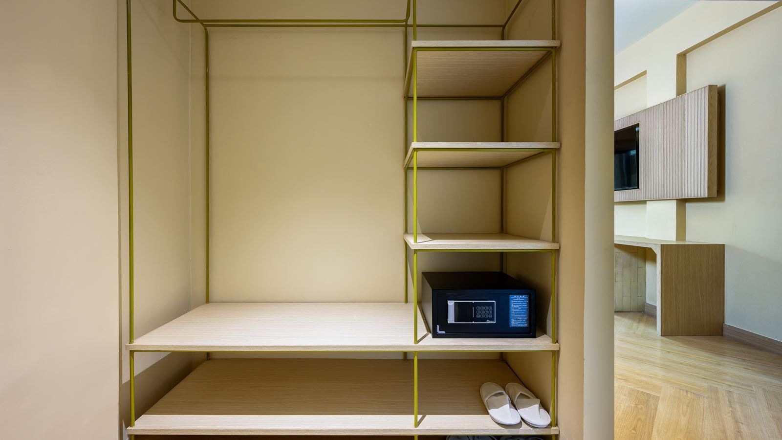 rooms-deluxe-balcony