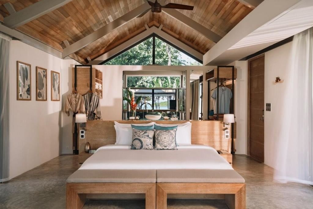 rooms-threebedroom-oceanview-pool-villa