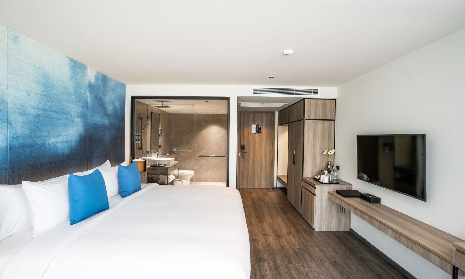 rooms-deluxe-city-view-double-bed