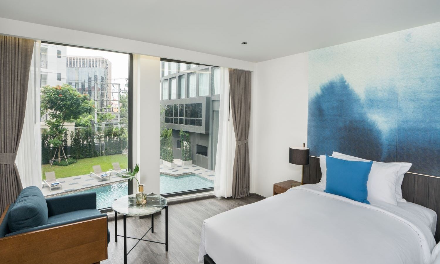 rooms-deluxe-pool-view-double-bed