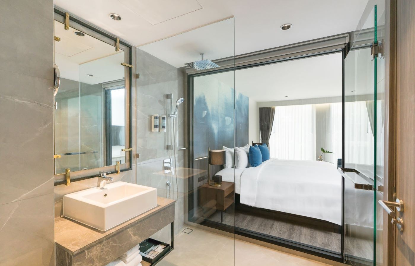 rooms-deluxe-pool-view-double-bed