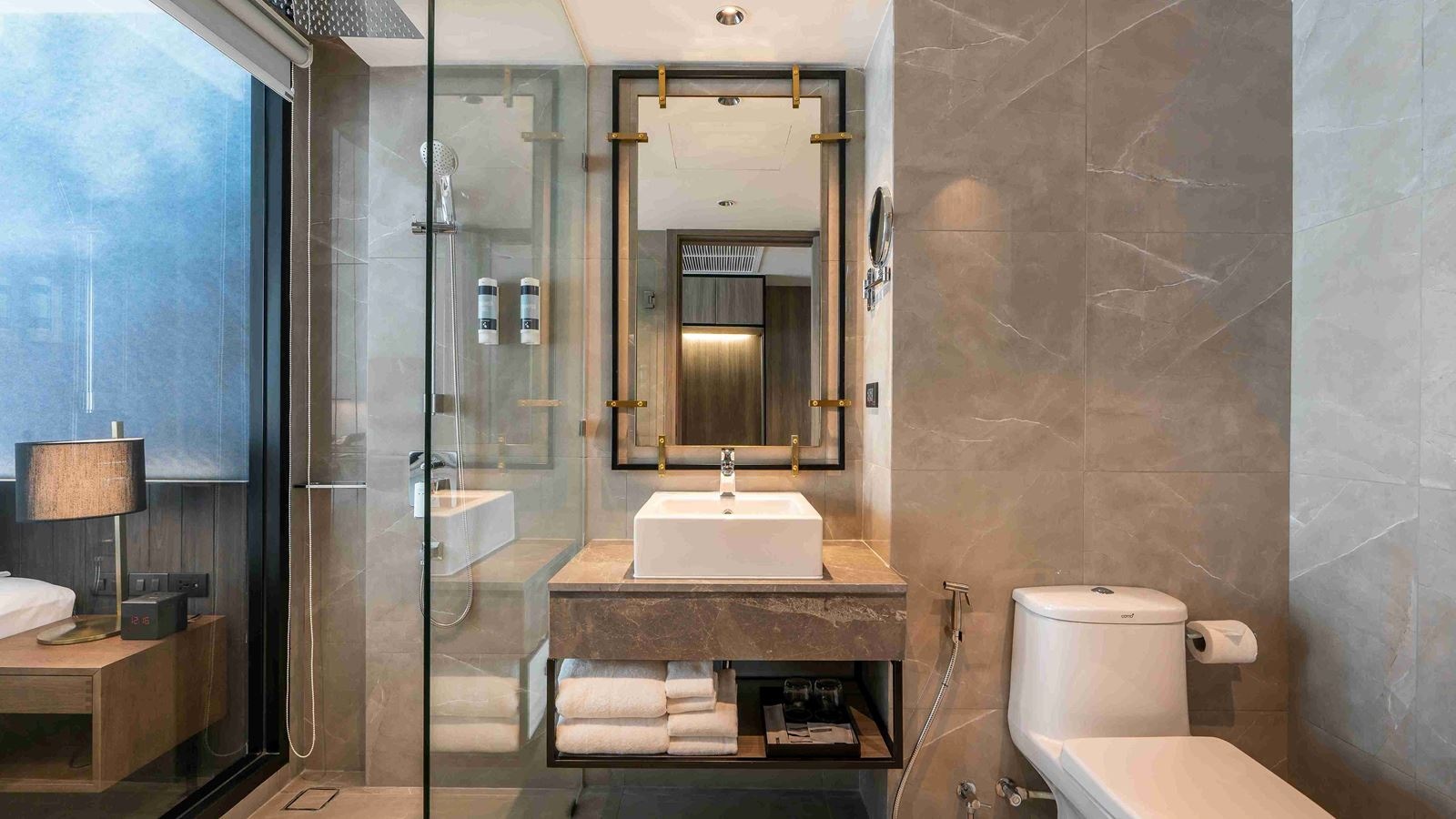 rooms-deluxe-pool-view-twin-bed