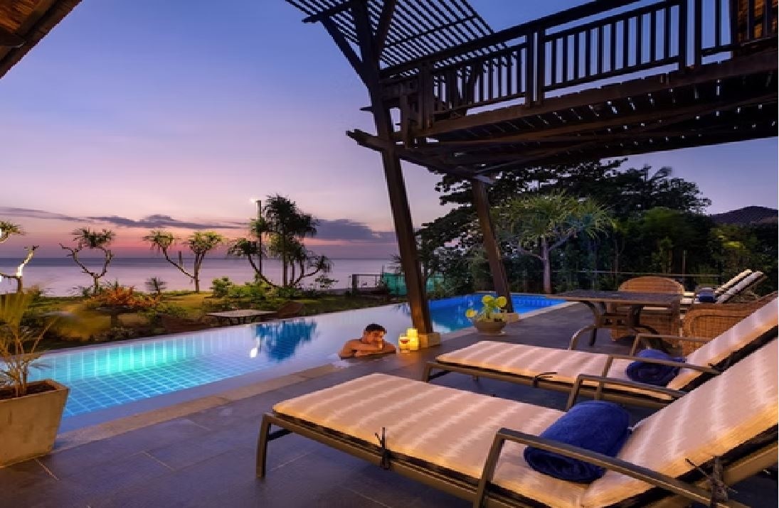 rooms-beachfront-jacuzzi-pool-villa-two-bedroom-duplex-with-lounge