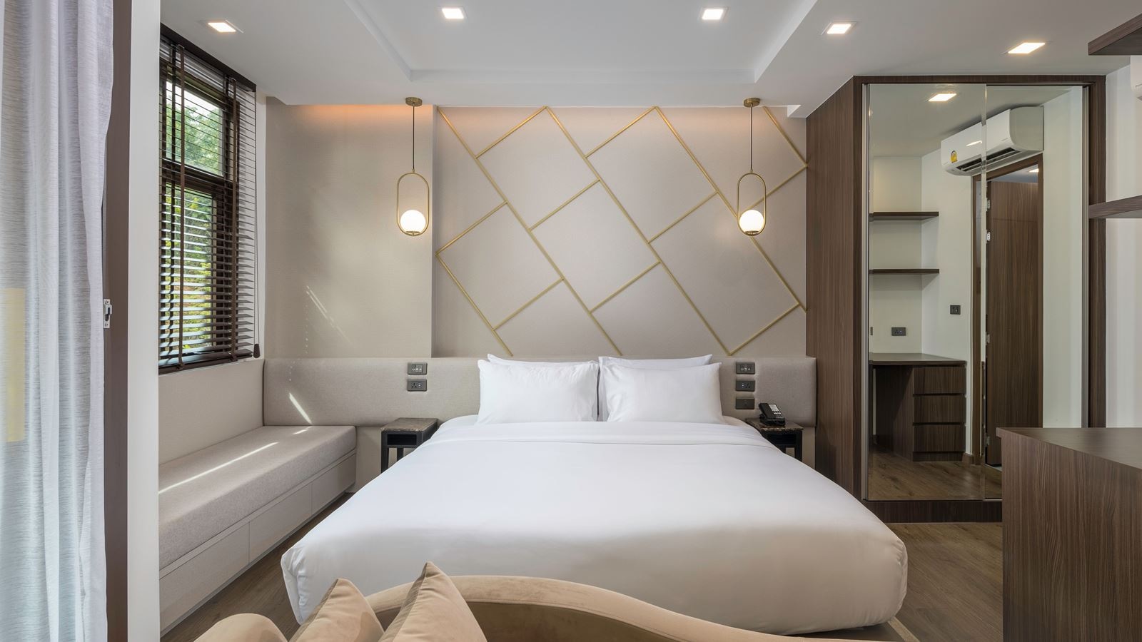 rooms-premier-room-king-bed