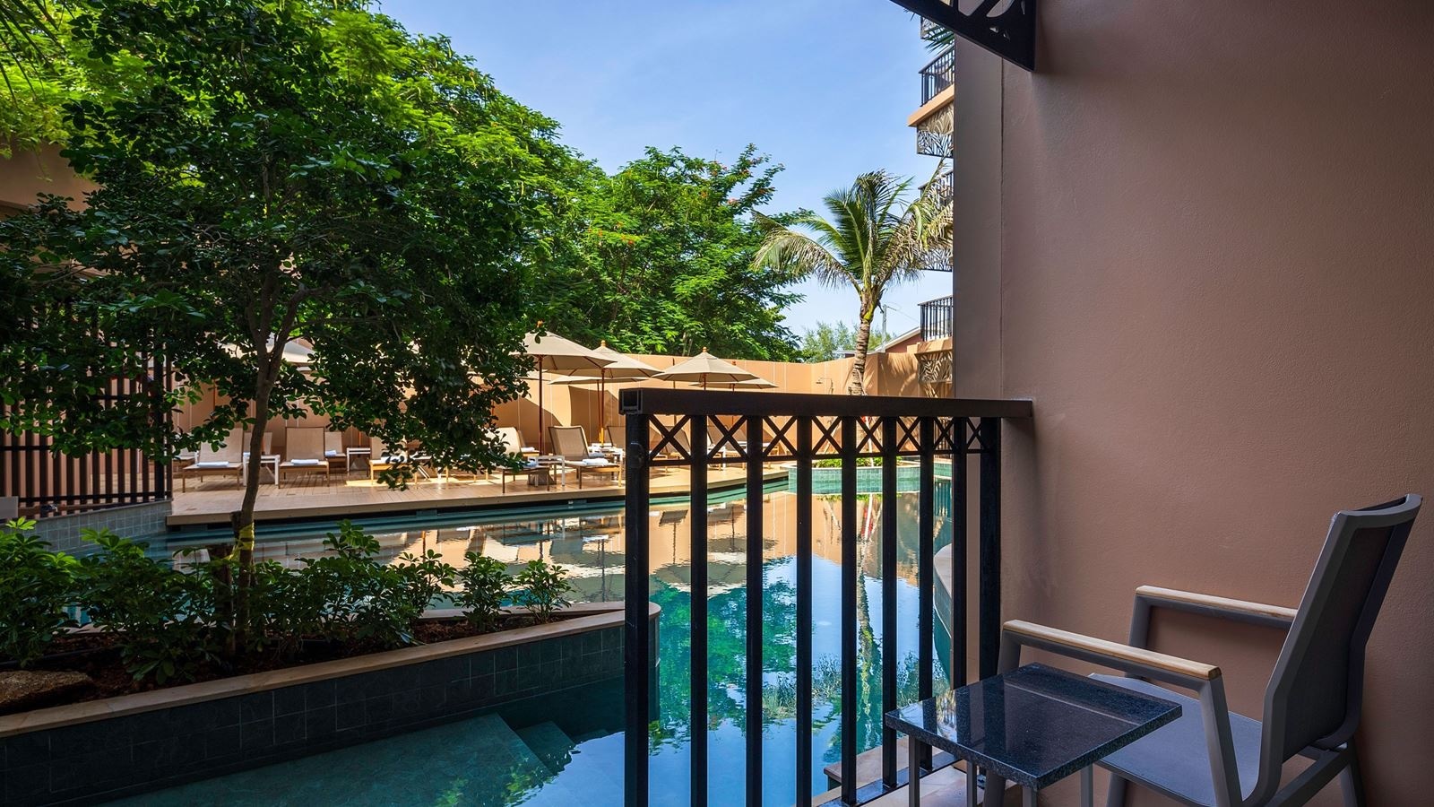 rooms-deluxe-pool-access