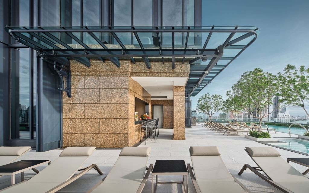 bars-pool-bar-at-sky-pool