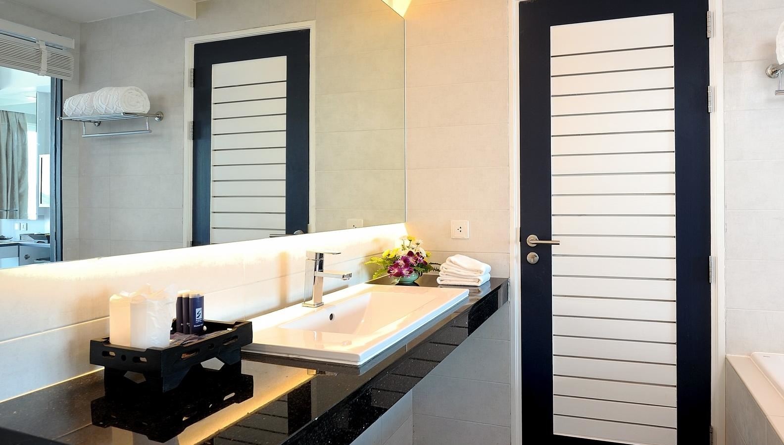 rooms-deluxe-poolside-room