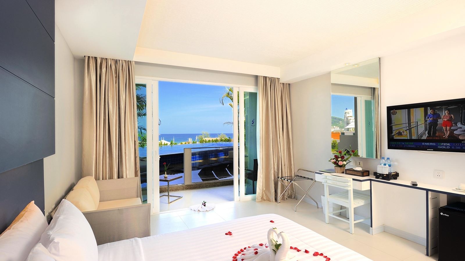 rooms-deluxe-poolside-room