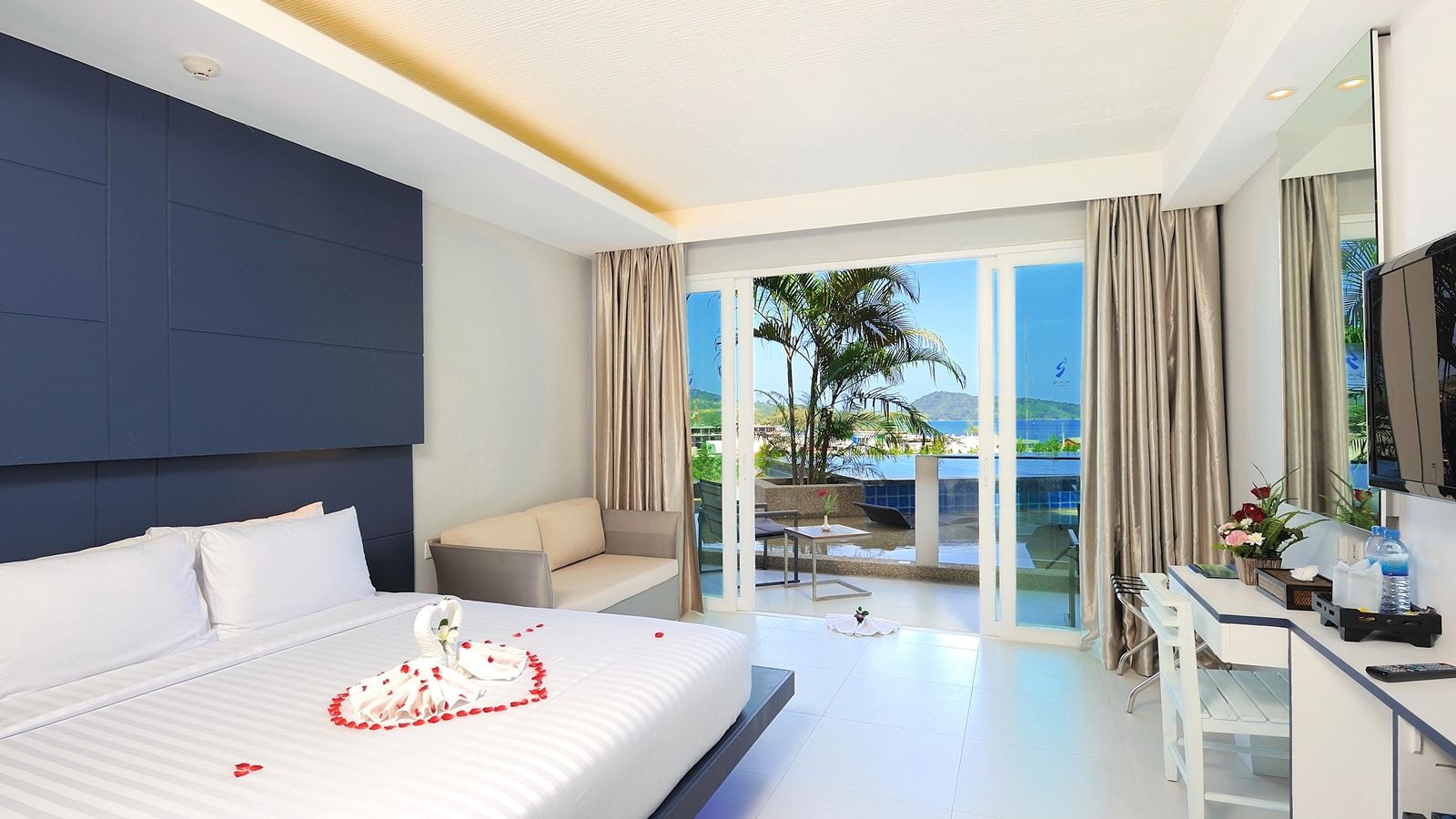 rooms-deluxe-poolside-room
