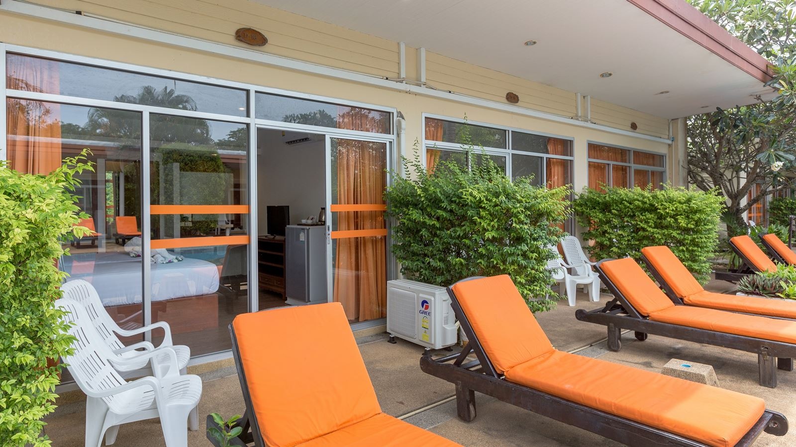 rooms-superior-pool-view-room