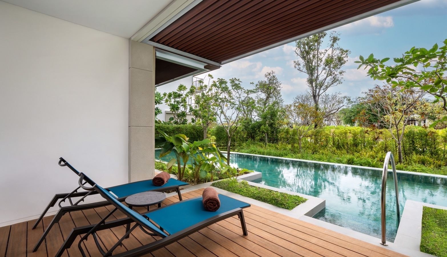 rooms-deluxe-pool-access