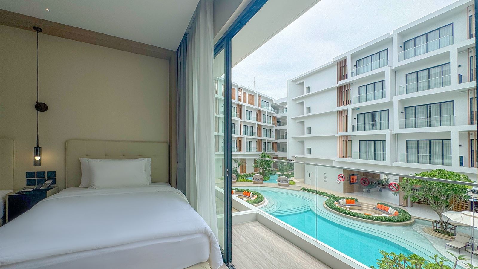 rooms-deluxe-poolview