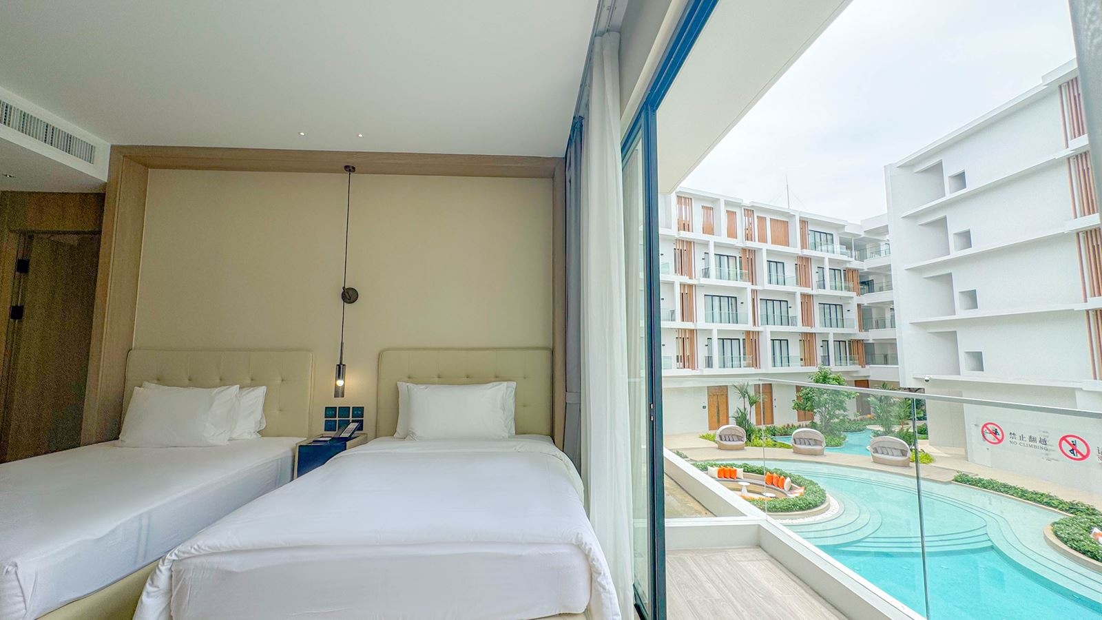 rooms-deluxe-poolview