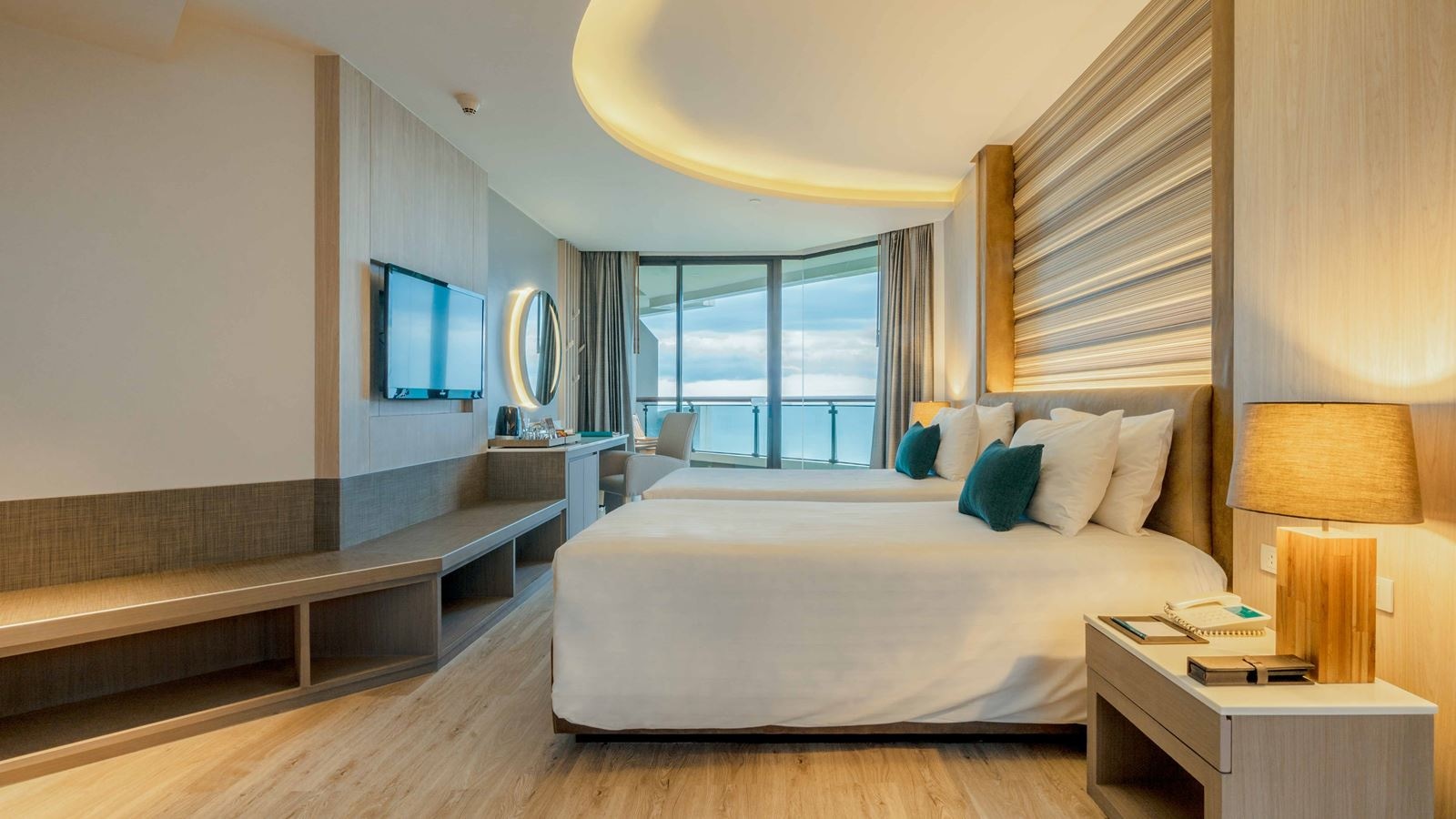 rooms-deluxe-corner-room