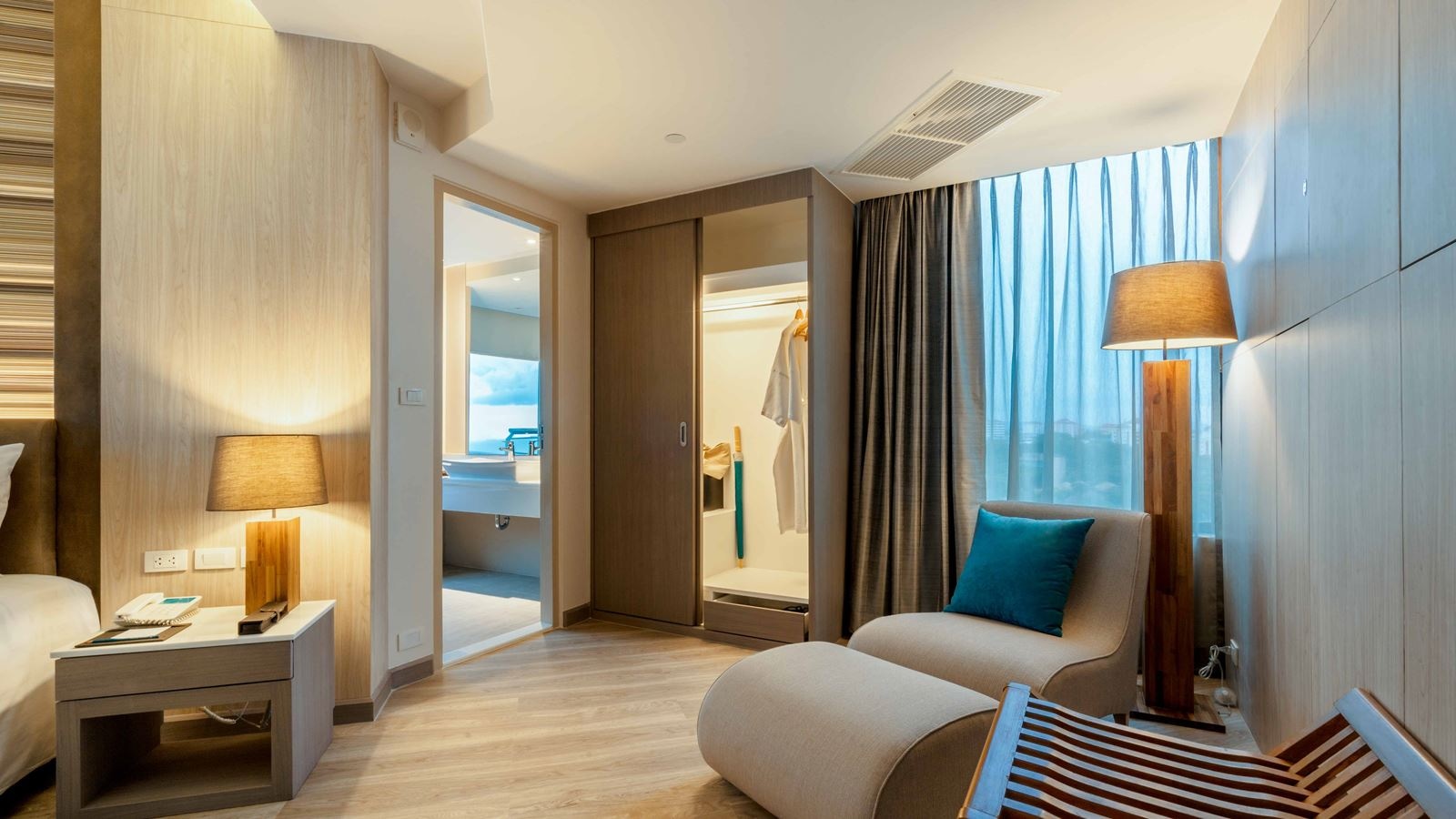 rooms-deluxe-corner-room