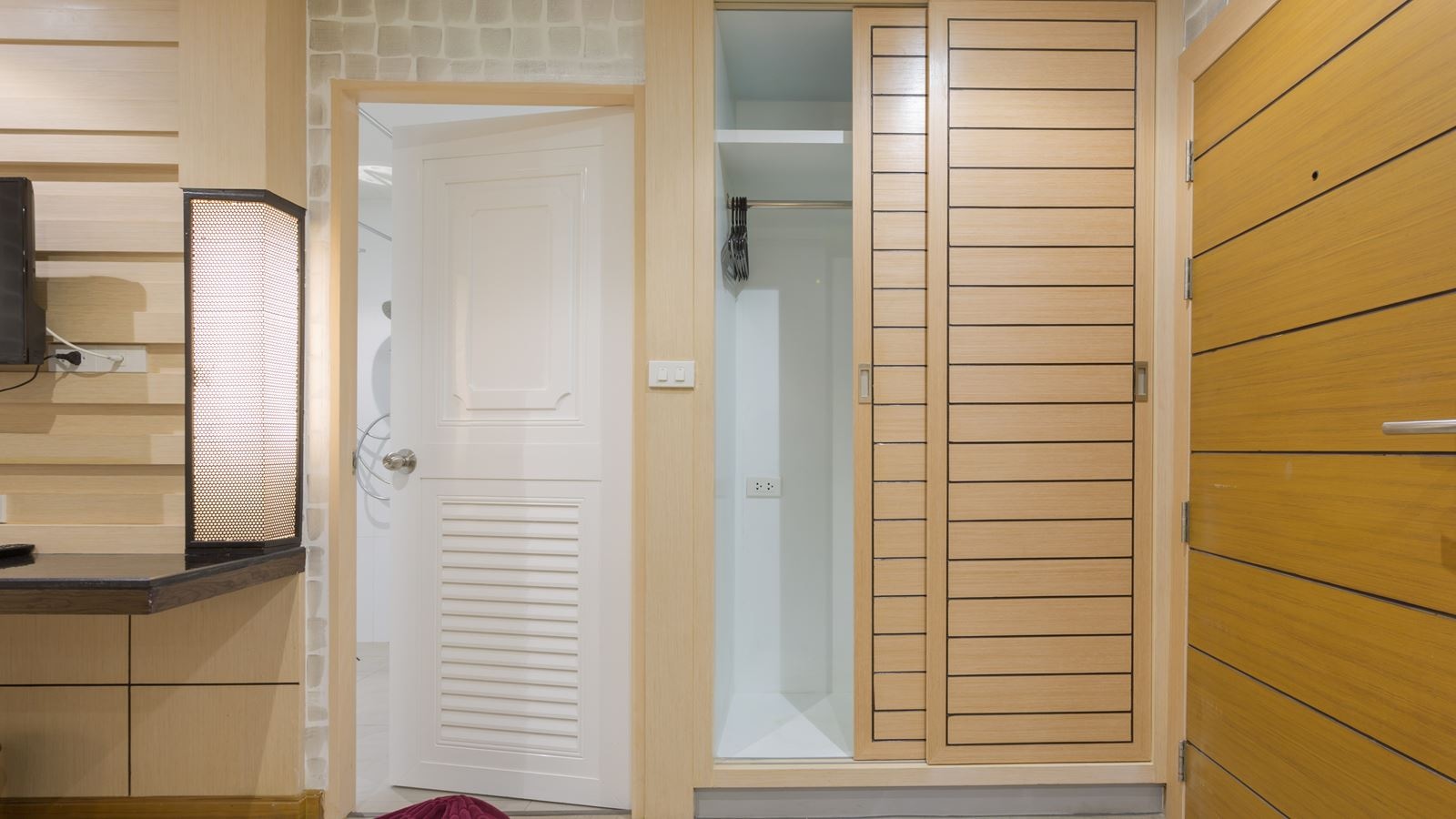 rooms-standard-room--no-window