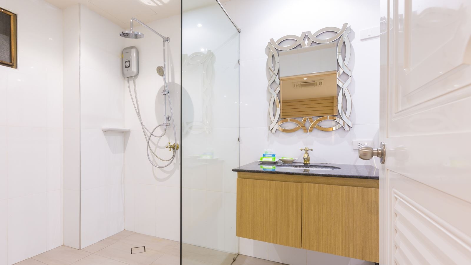 rooms-standard-room--no-window