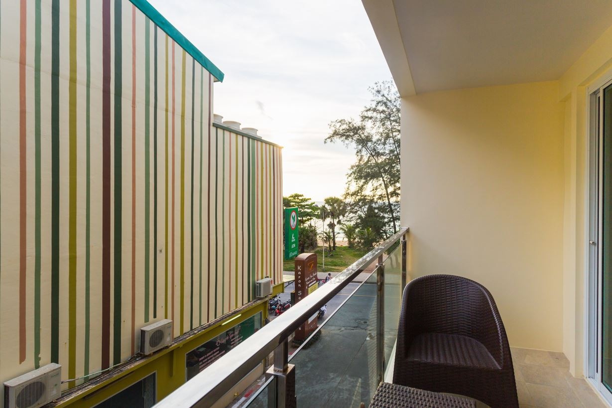 rooms-deluxe-room-with-partial-sea-view-balcony