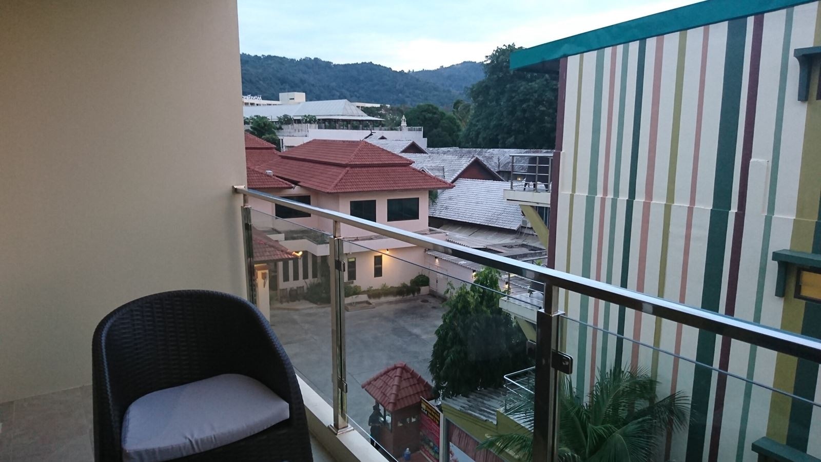 rooms-deluxe-room-with-partial-sea-view-balcony