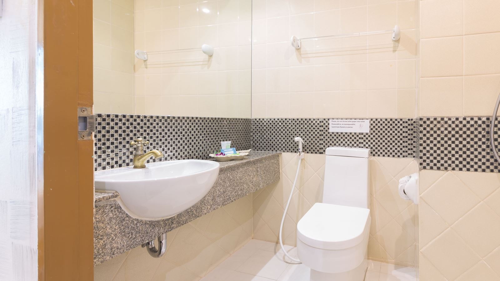 rooms-deluxe-room-with-sea-view-balcony