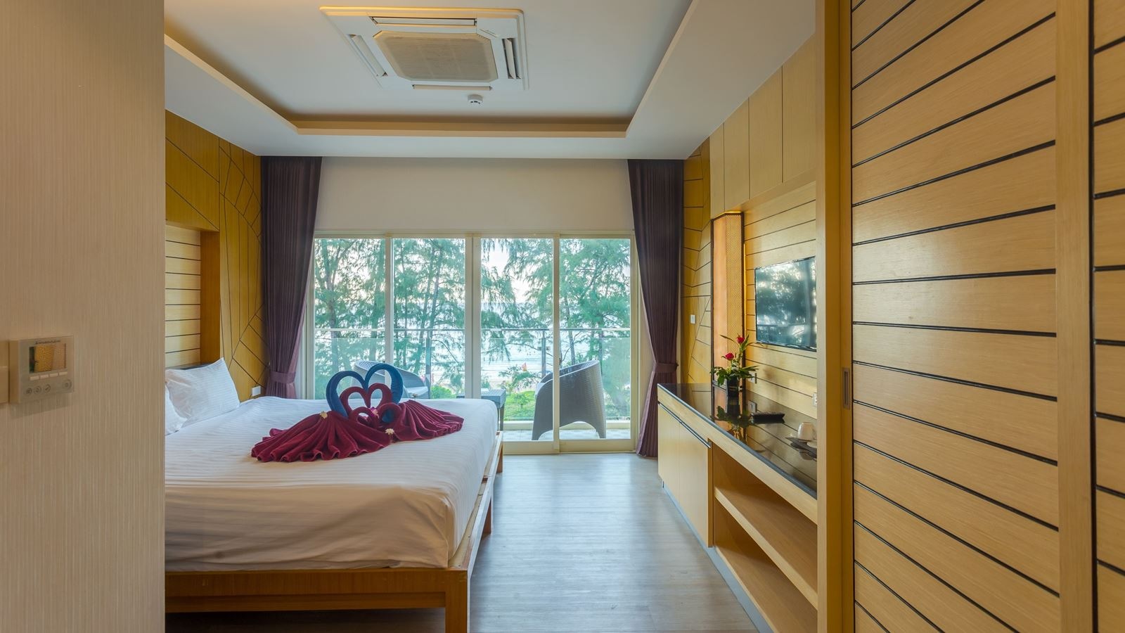 rooms-deluxe-room-with-sea-view-balcony
