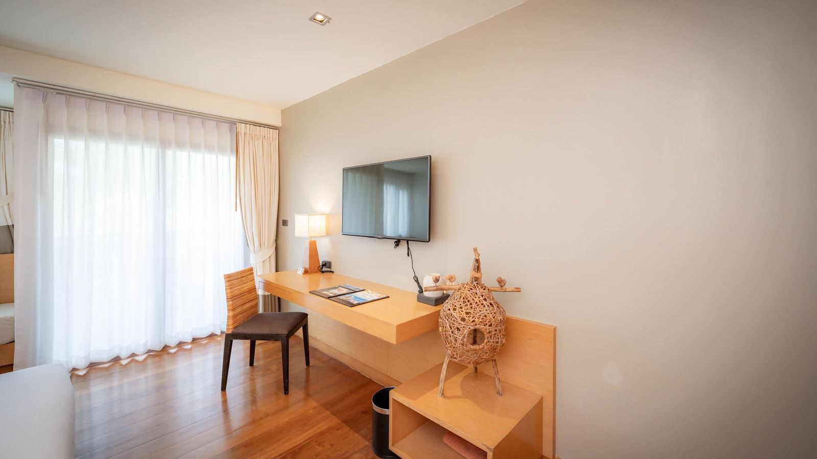 rooms-cozy-deluxe-room