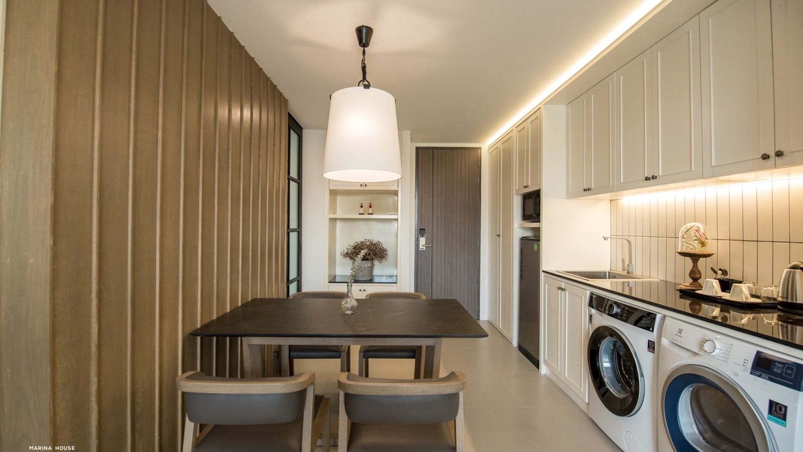 rooms-one-bedroom-suite-pool-access