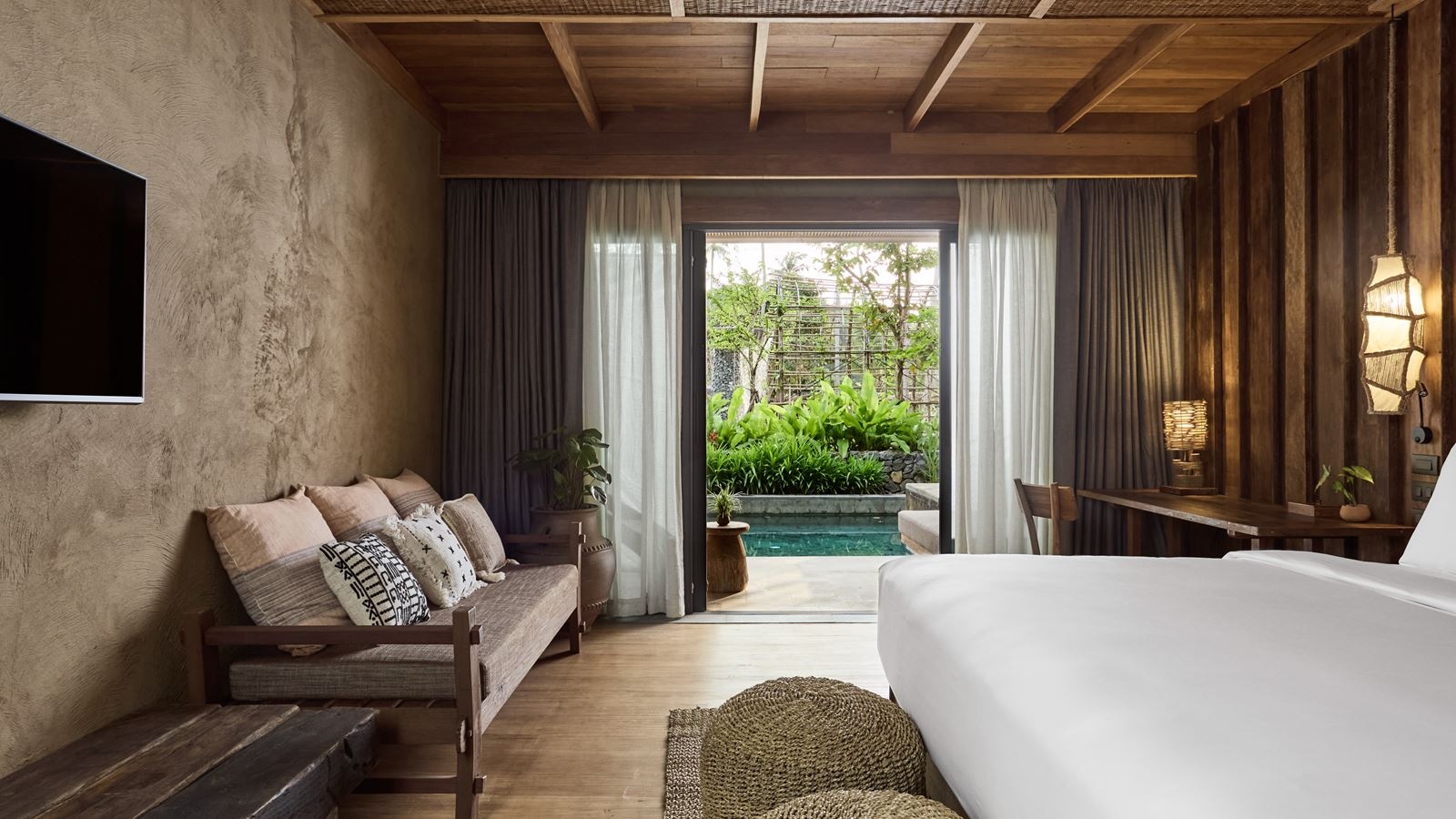 rooms-premium-pool-access