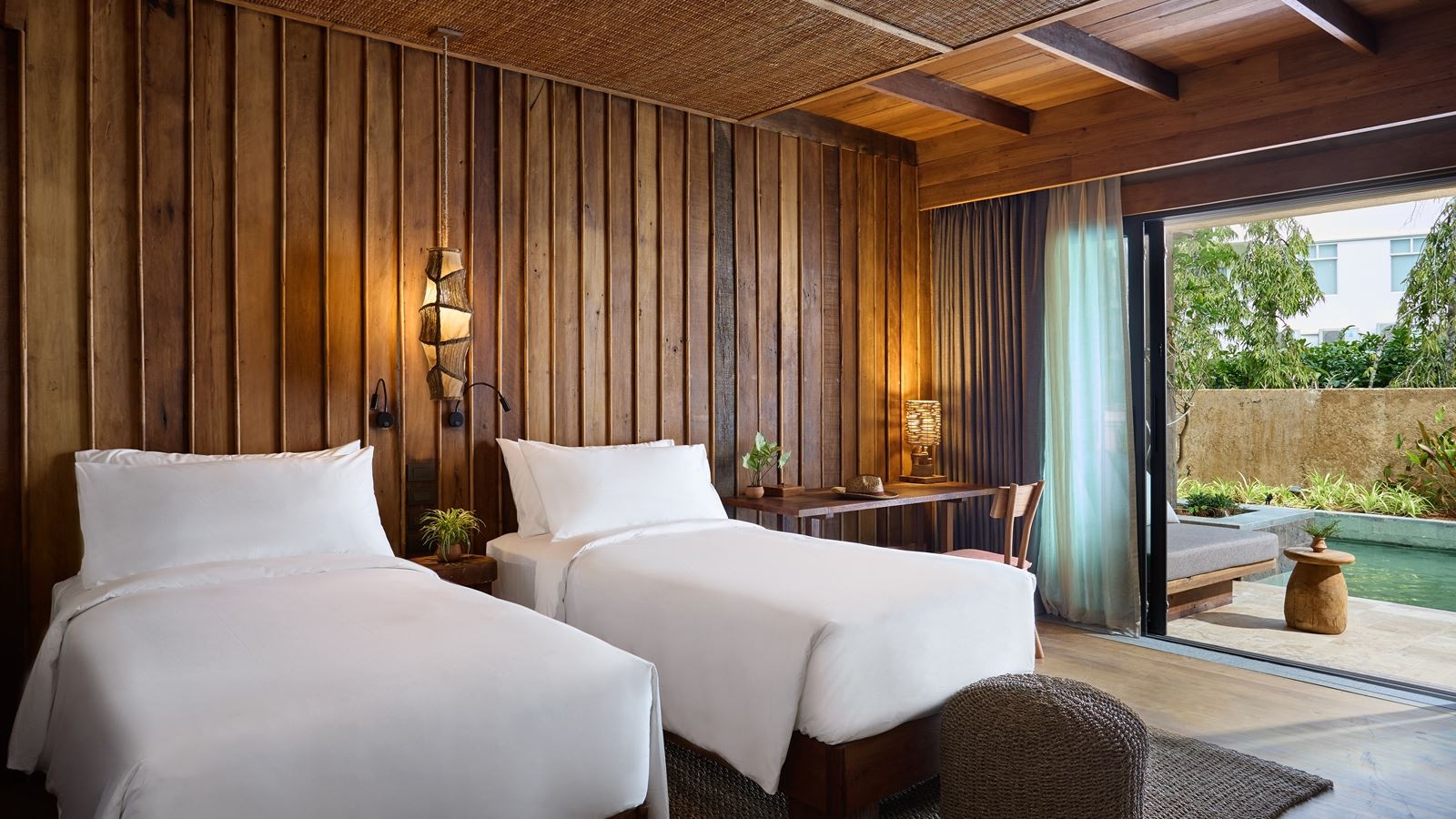 rooms-premium-pool-access