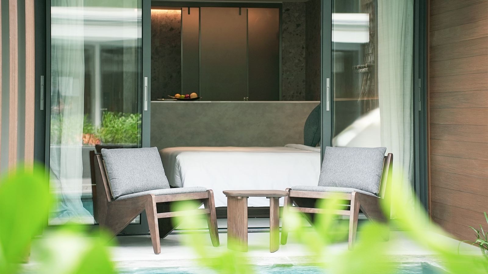 rooms-premier-pool-access