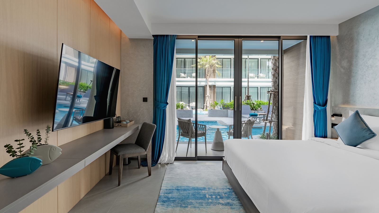 rooms-premier-pool-access