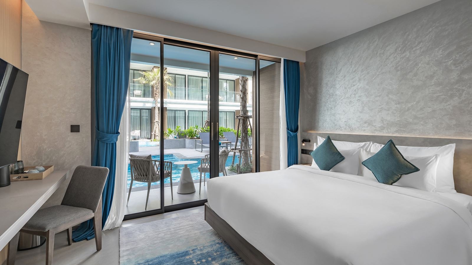 rooms-premier-pool-access