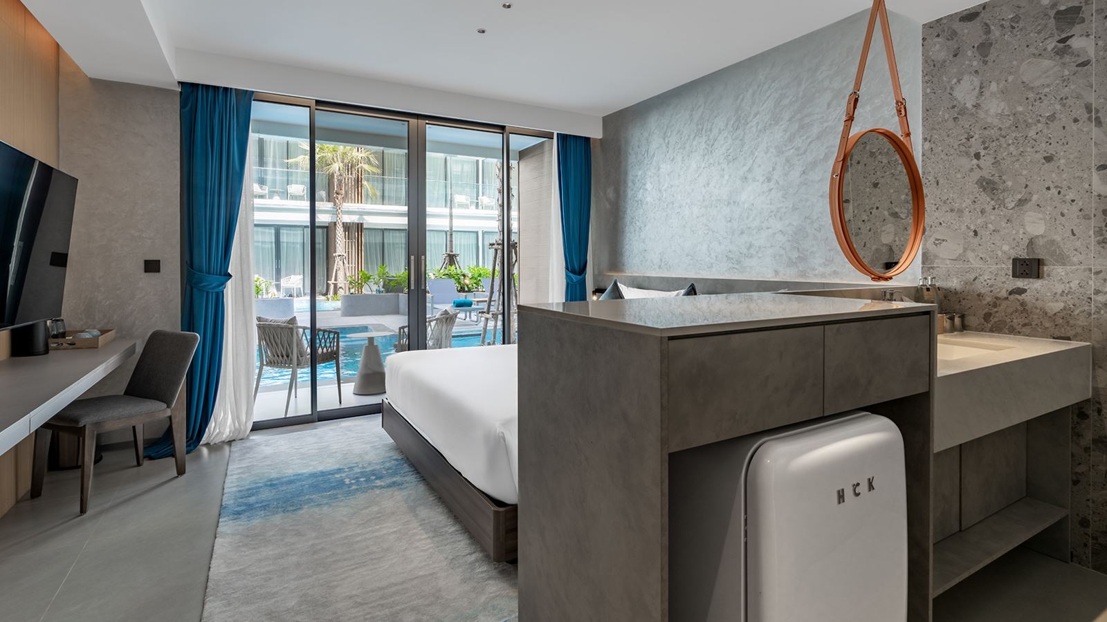 rooms-premier-pool-access