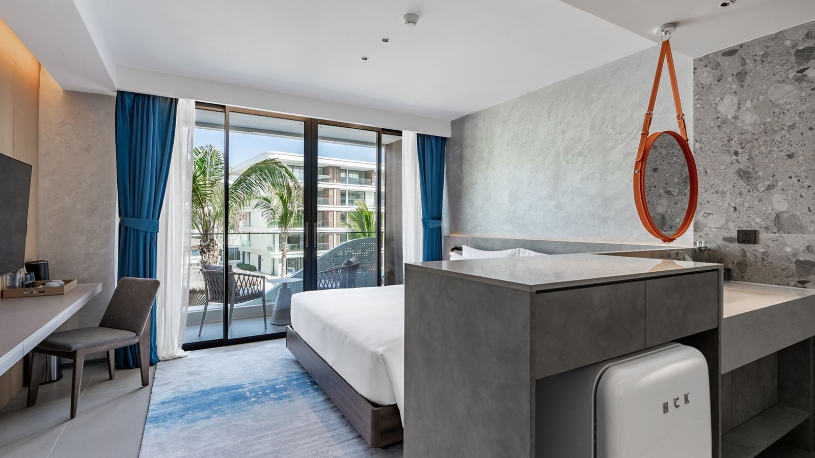 rooms-premier-pool-view