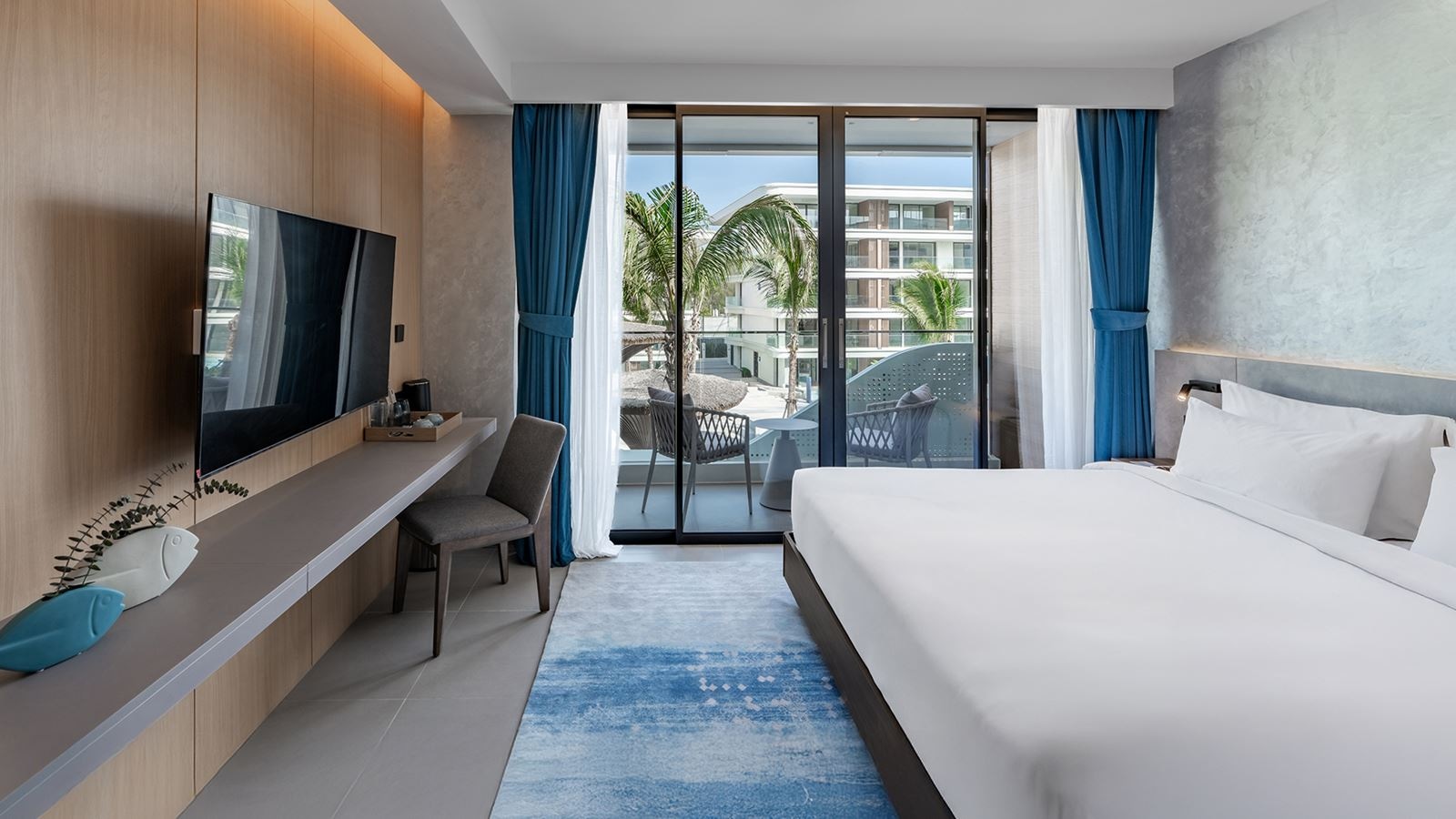 rooms-premier-pool-view