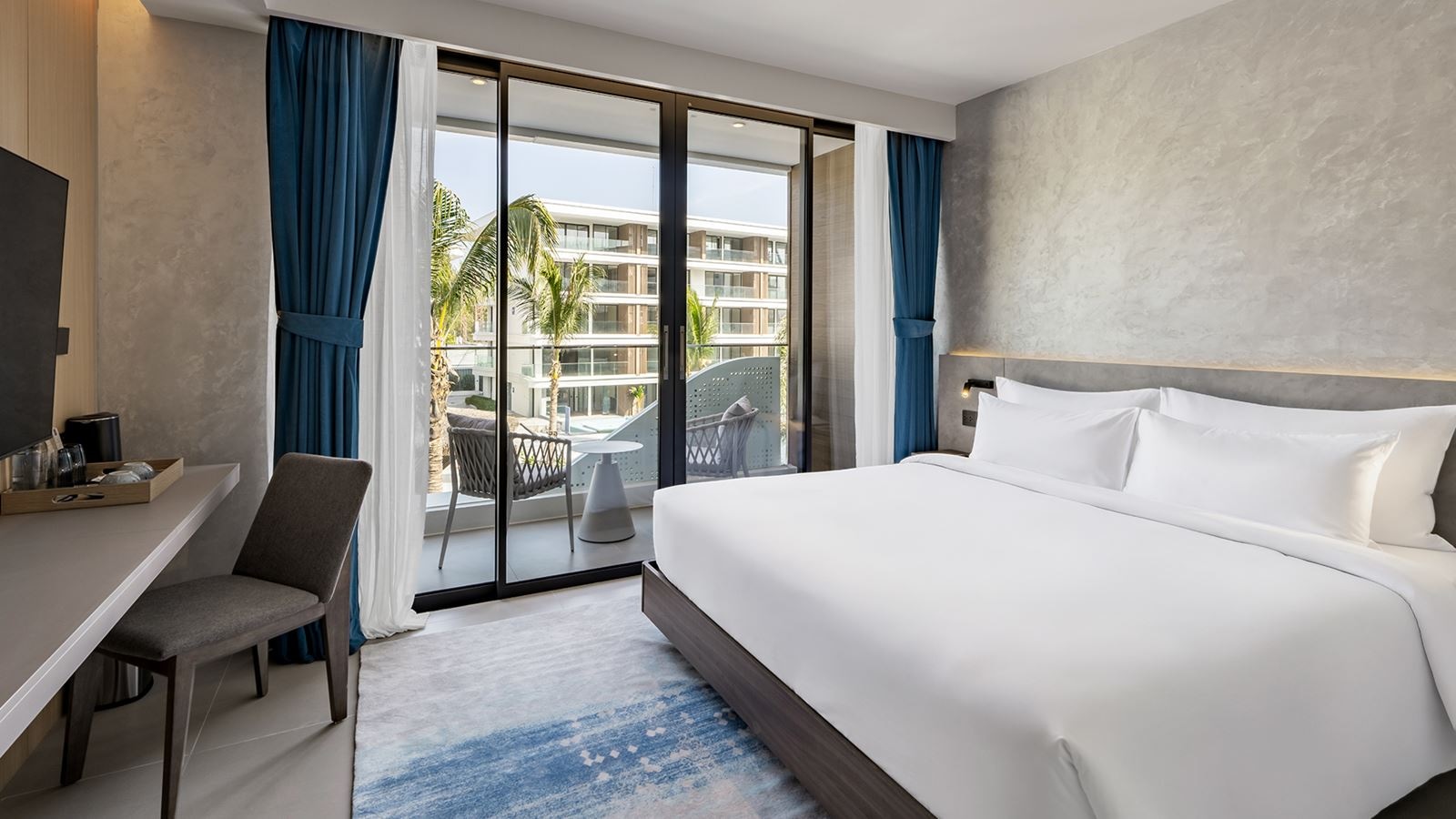 rooms-premier-pool-view