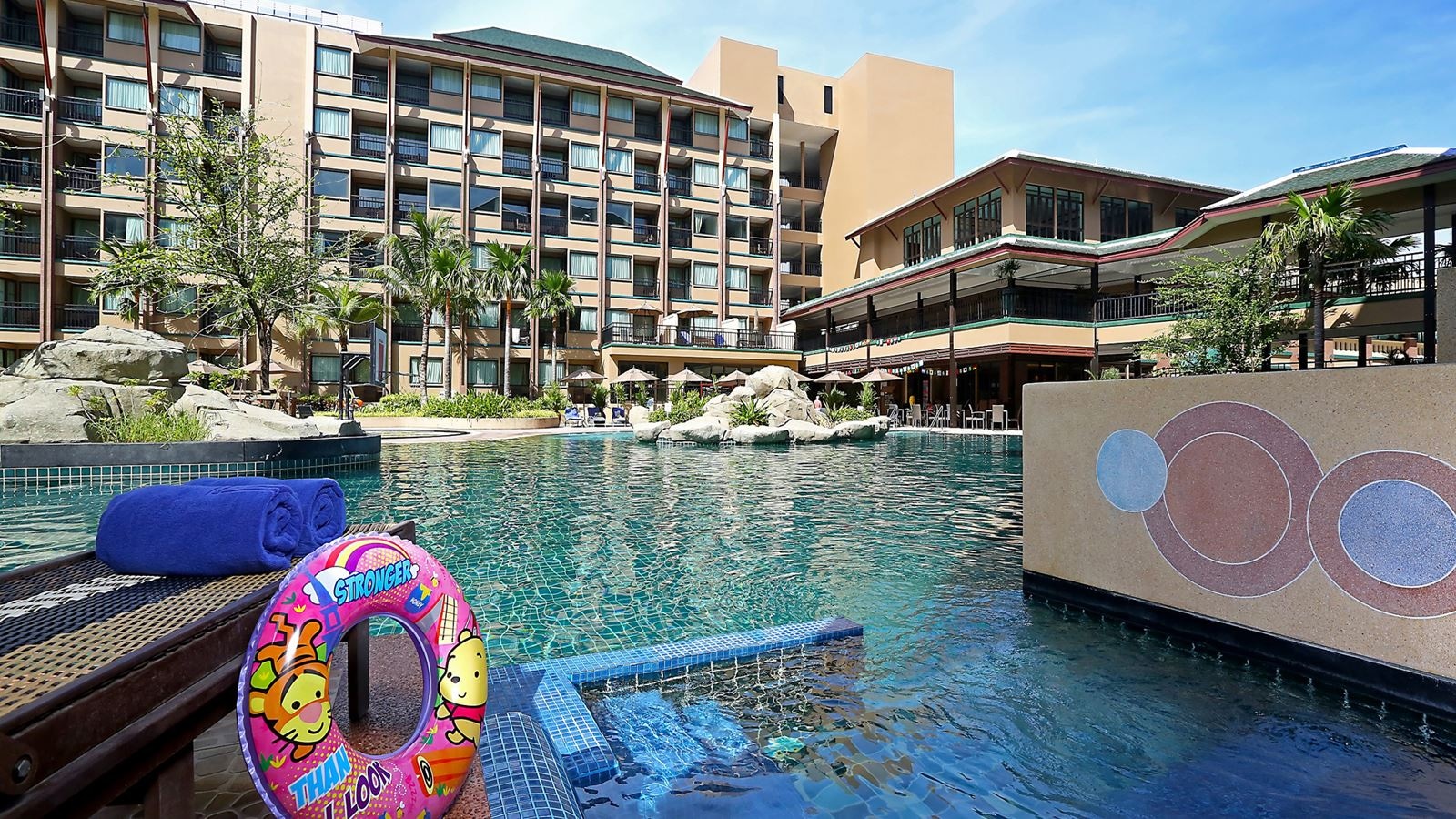 rooms-deluxe-pool-access