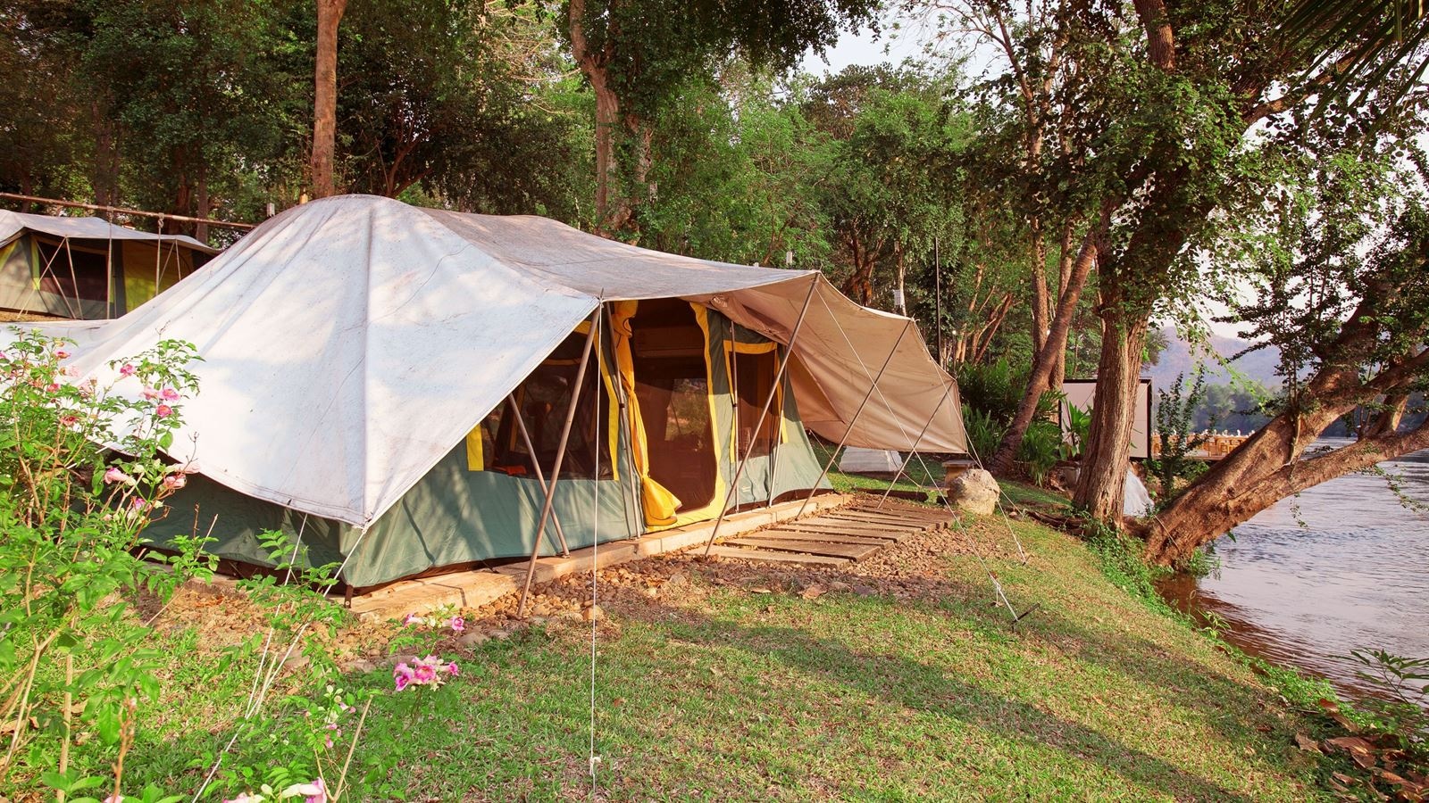 rooms-tent-river-front