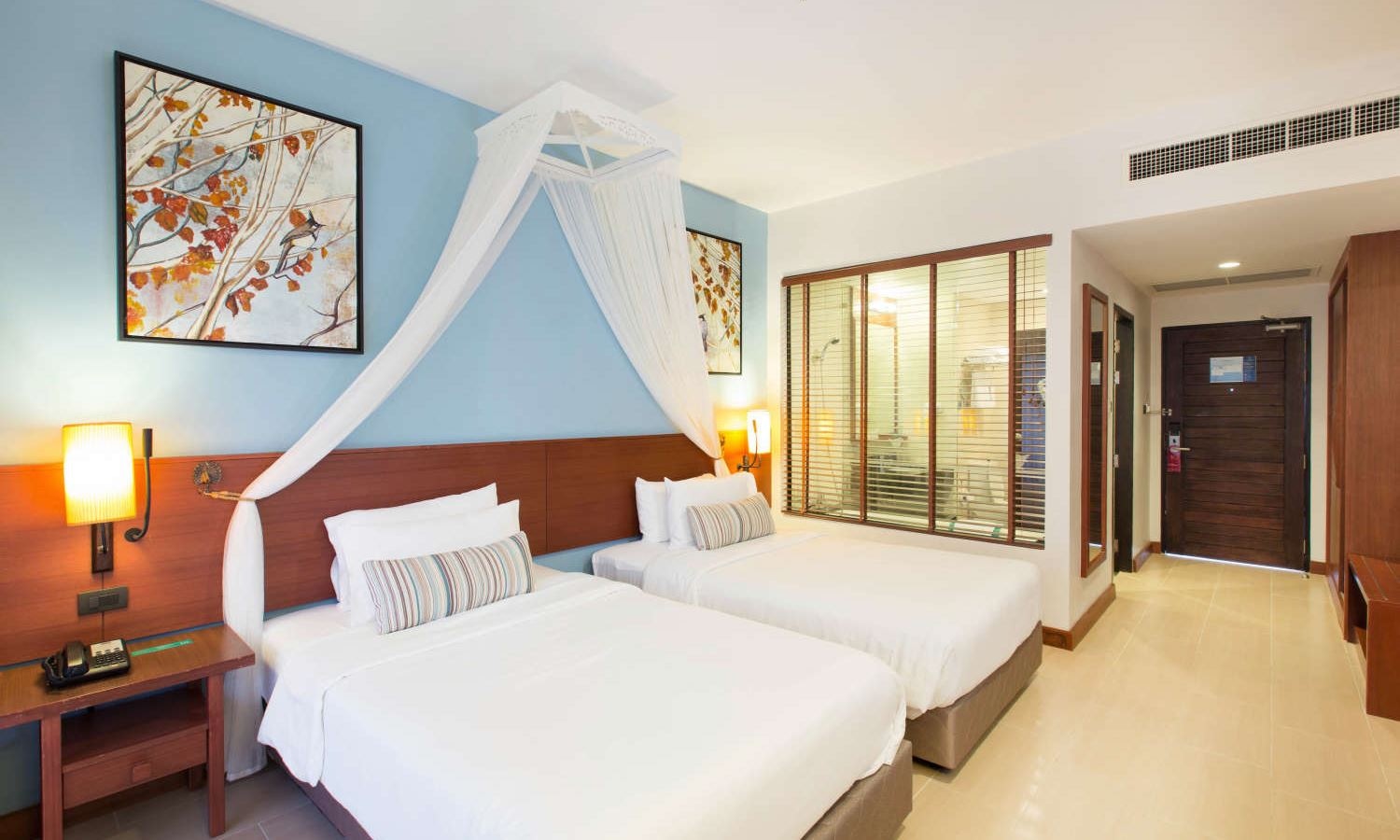 rooms-premier-pool-access
