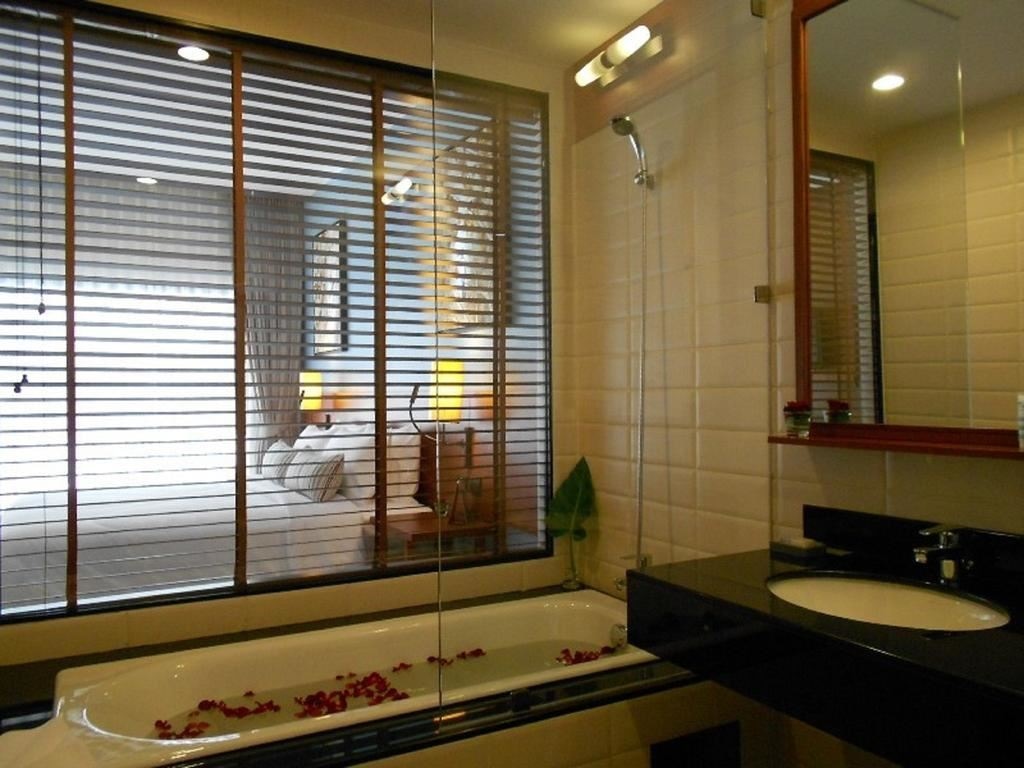 rooms-premier-pool-access